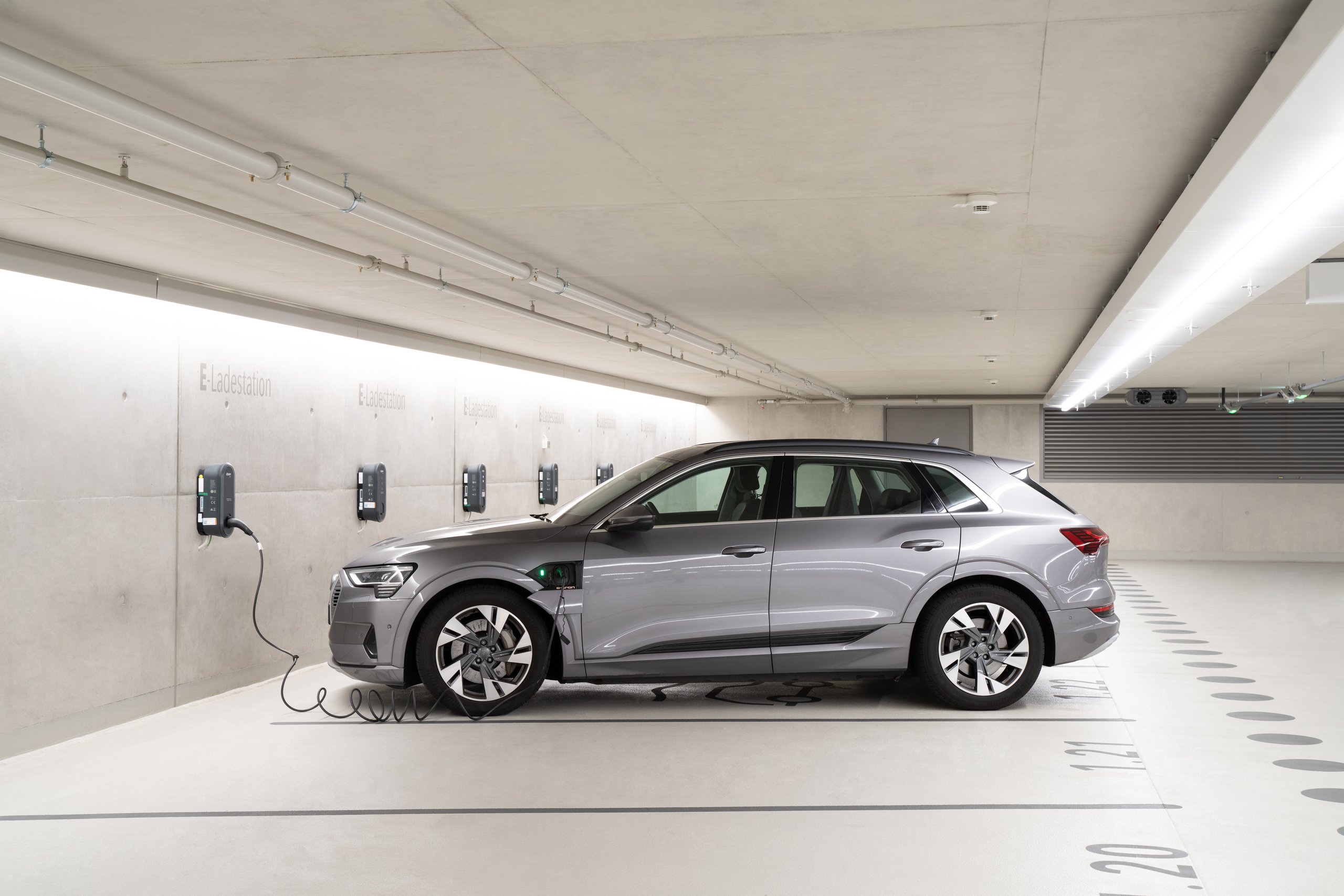 Ein graues Auto in einer Garage