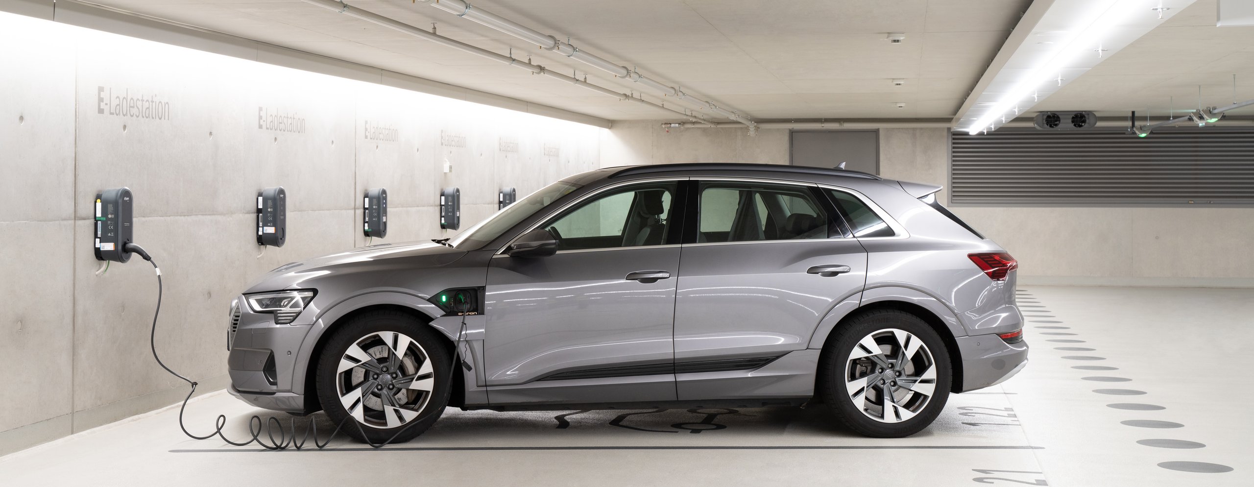 Ein graues Auto in einer Garage 