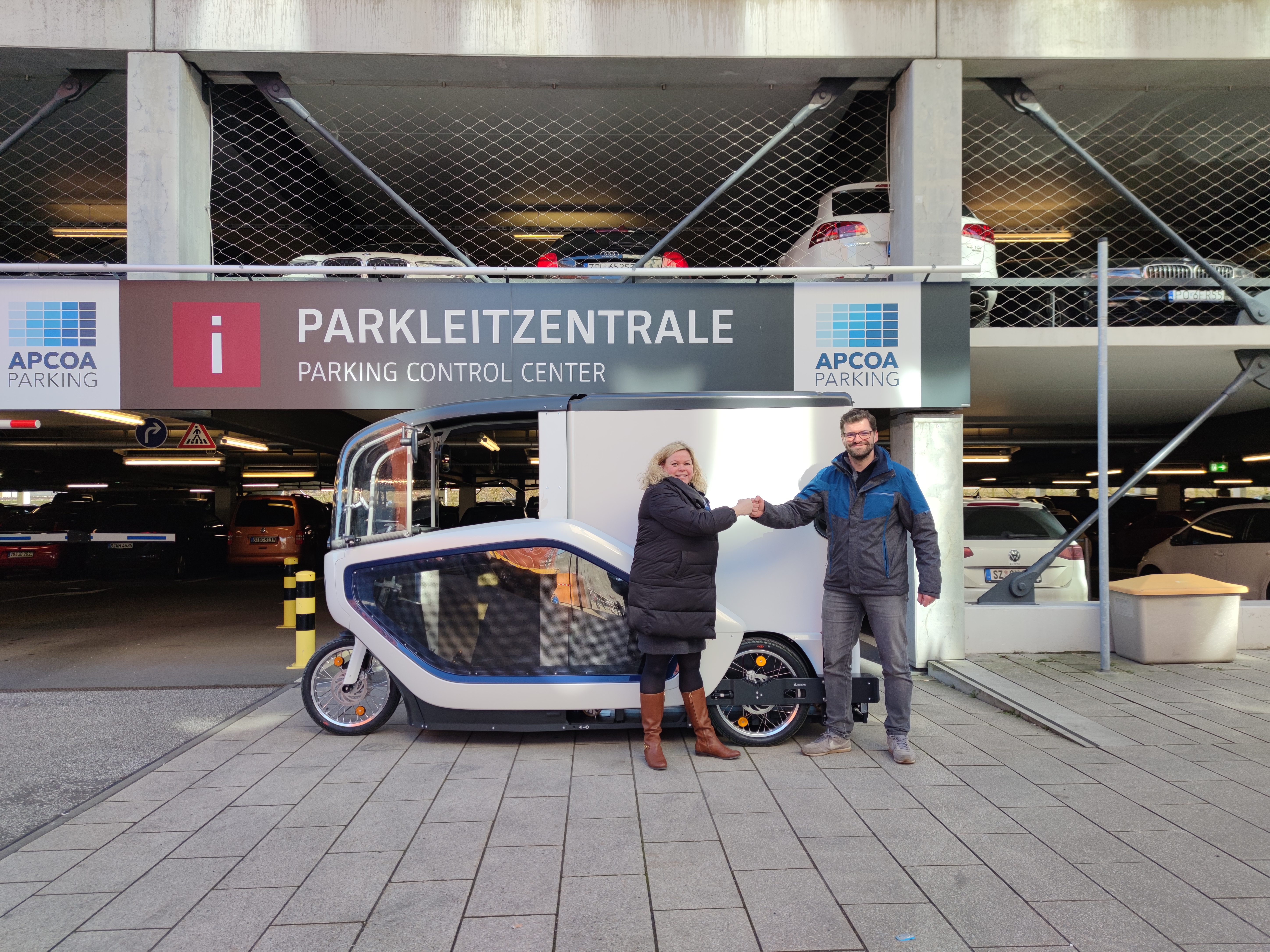 APCOA macht Parkraummanagement nachhaltiger – mit E-Cargobikes von ONOMOTION